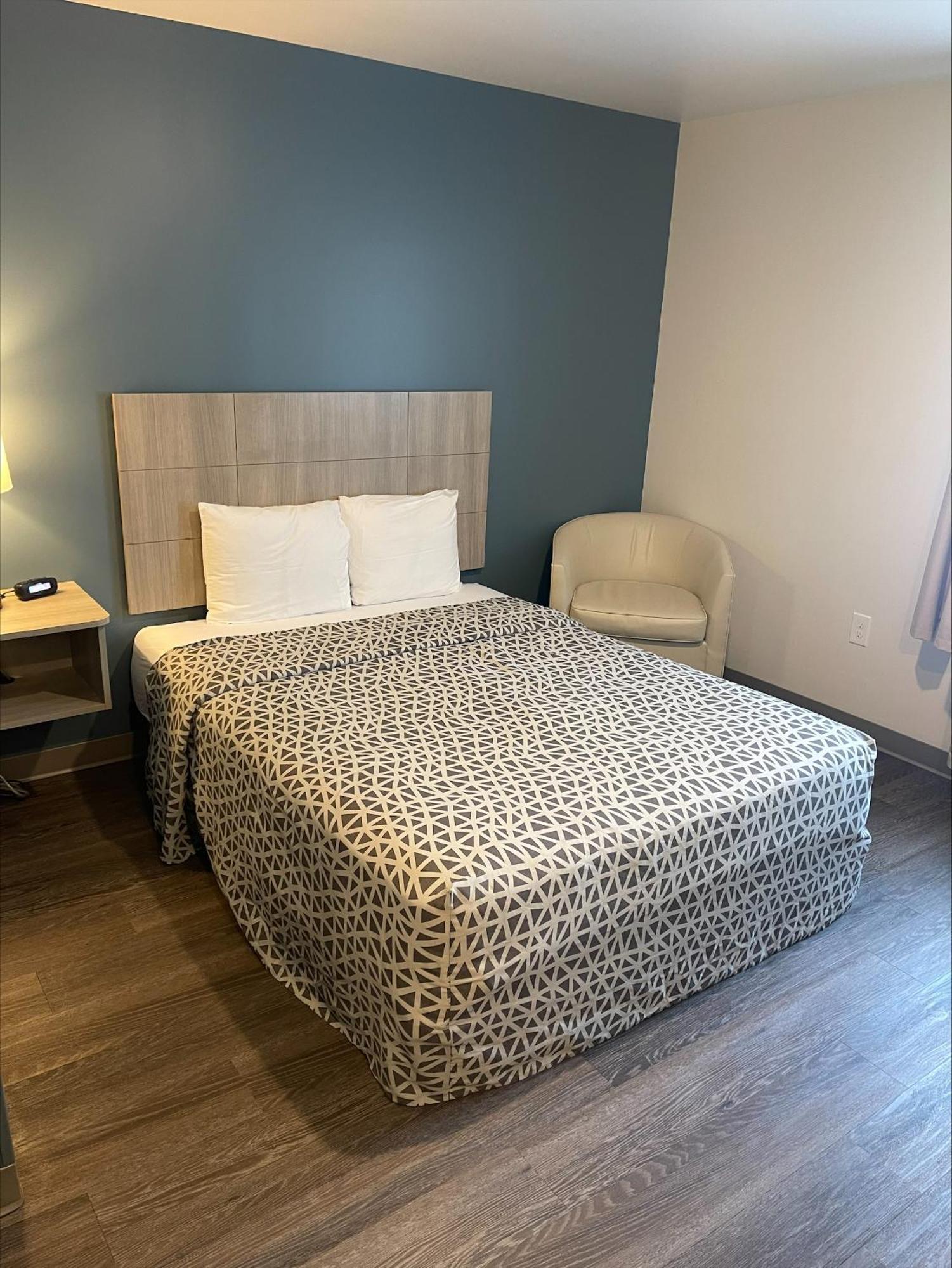 Woodspring Suites Grand Rapids Kentwood Room photo